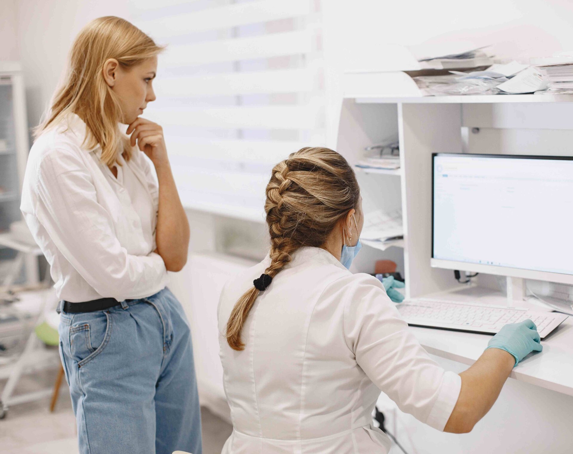 woman-patient-medical-office-doctor-medical-mask-doctor-use-computer2