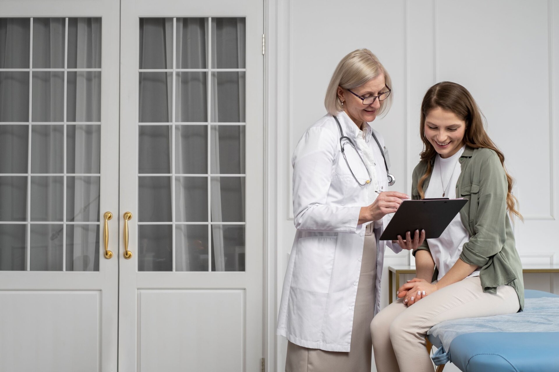 medium-shot-smiley-doctor-patient-chatting2