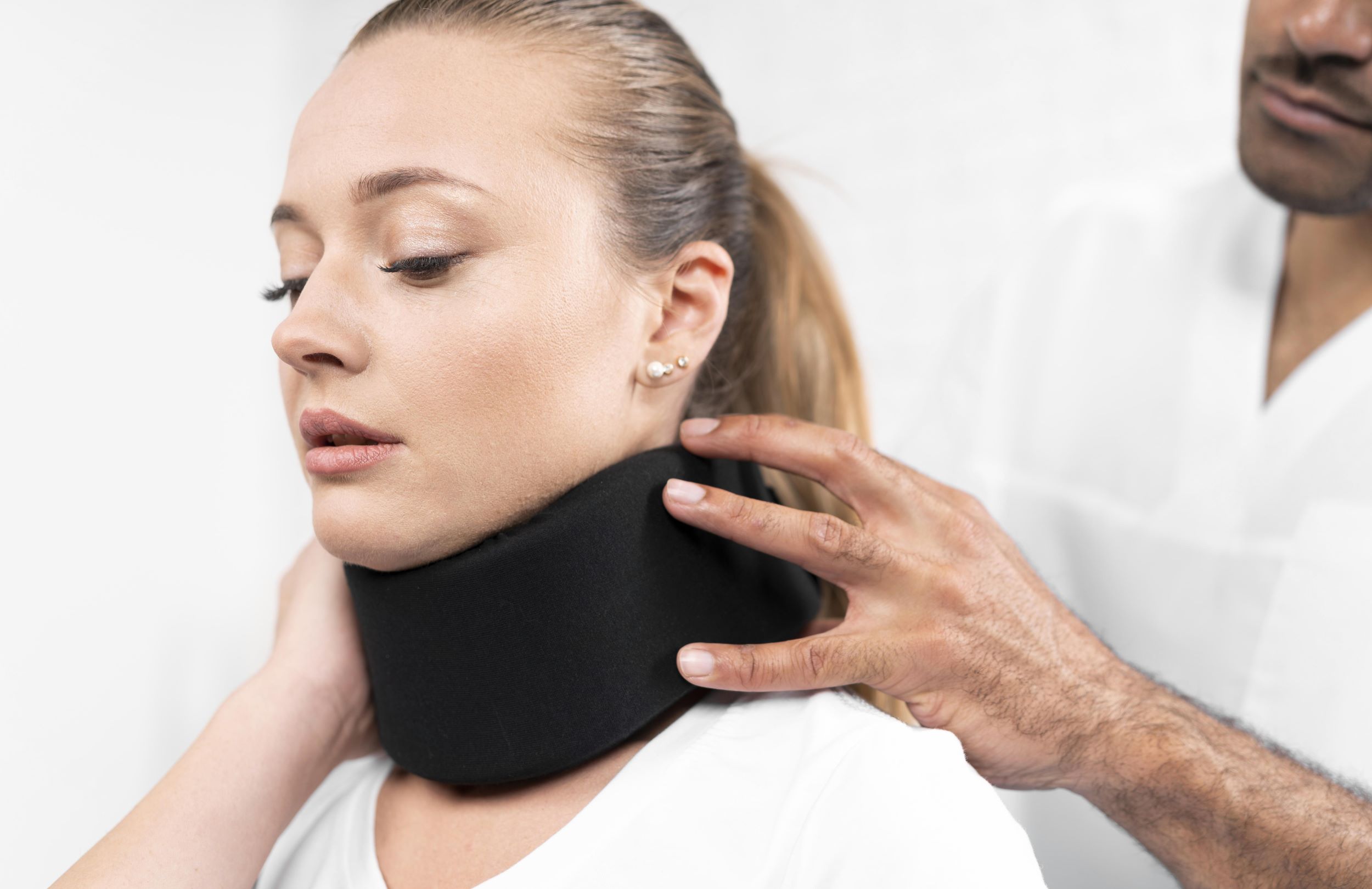 male-physiotherapist-putting-neck-brace-woman2