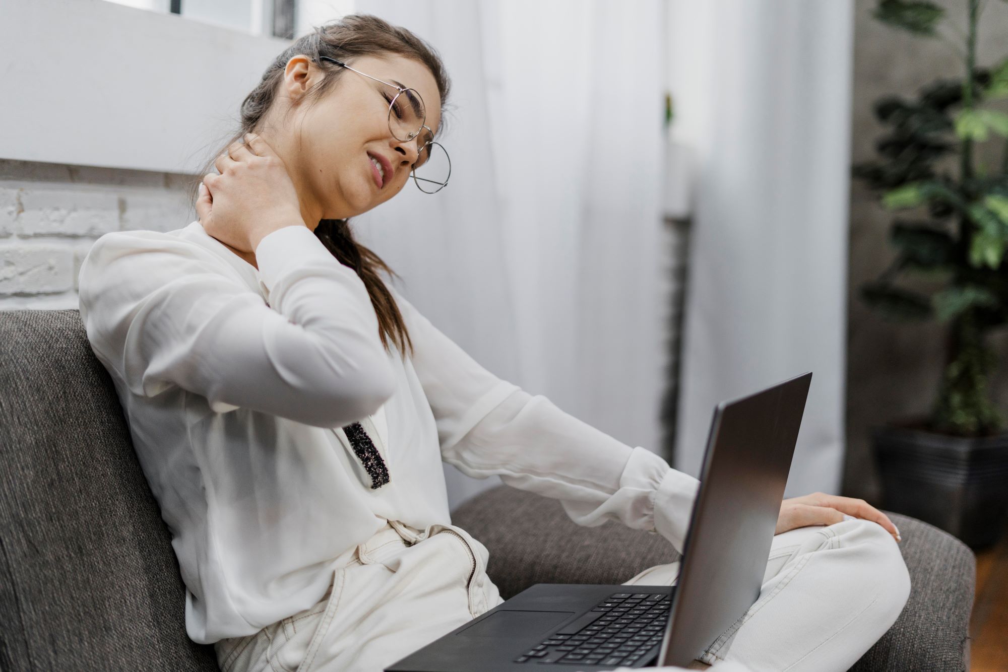 woman-having-neckache-as-she-works-2