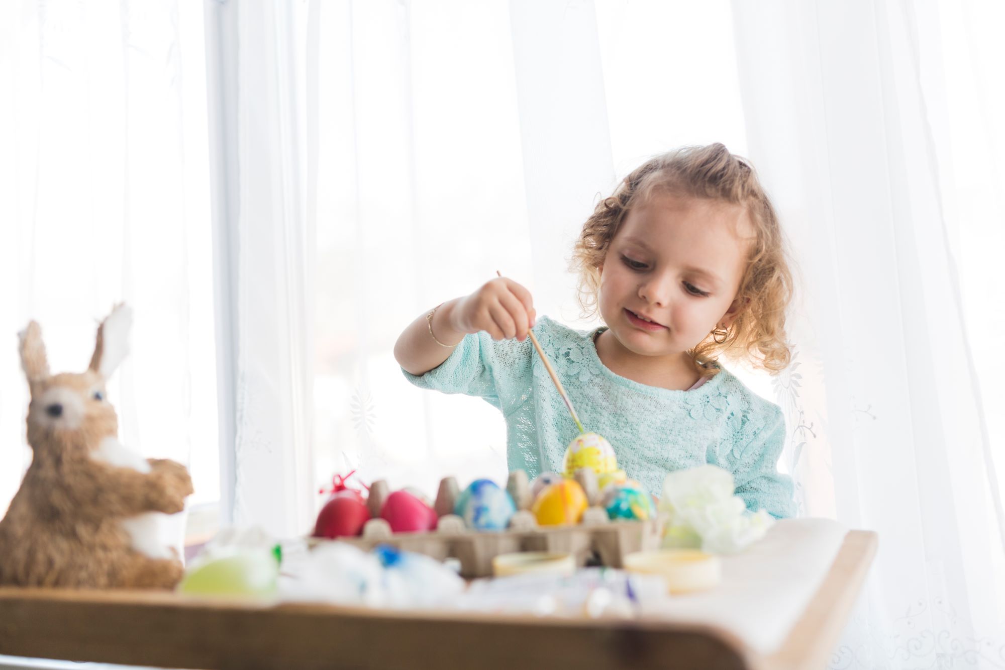 smiling-girl-coloring-eggs